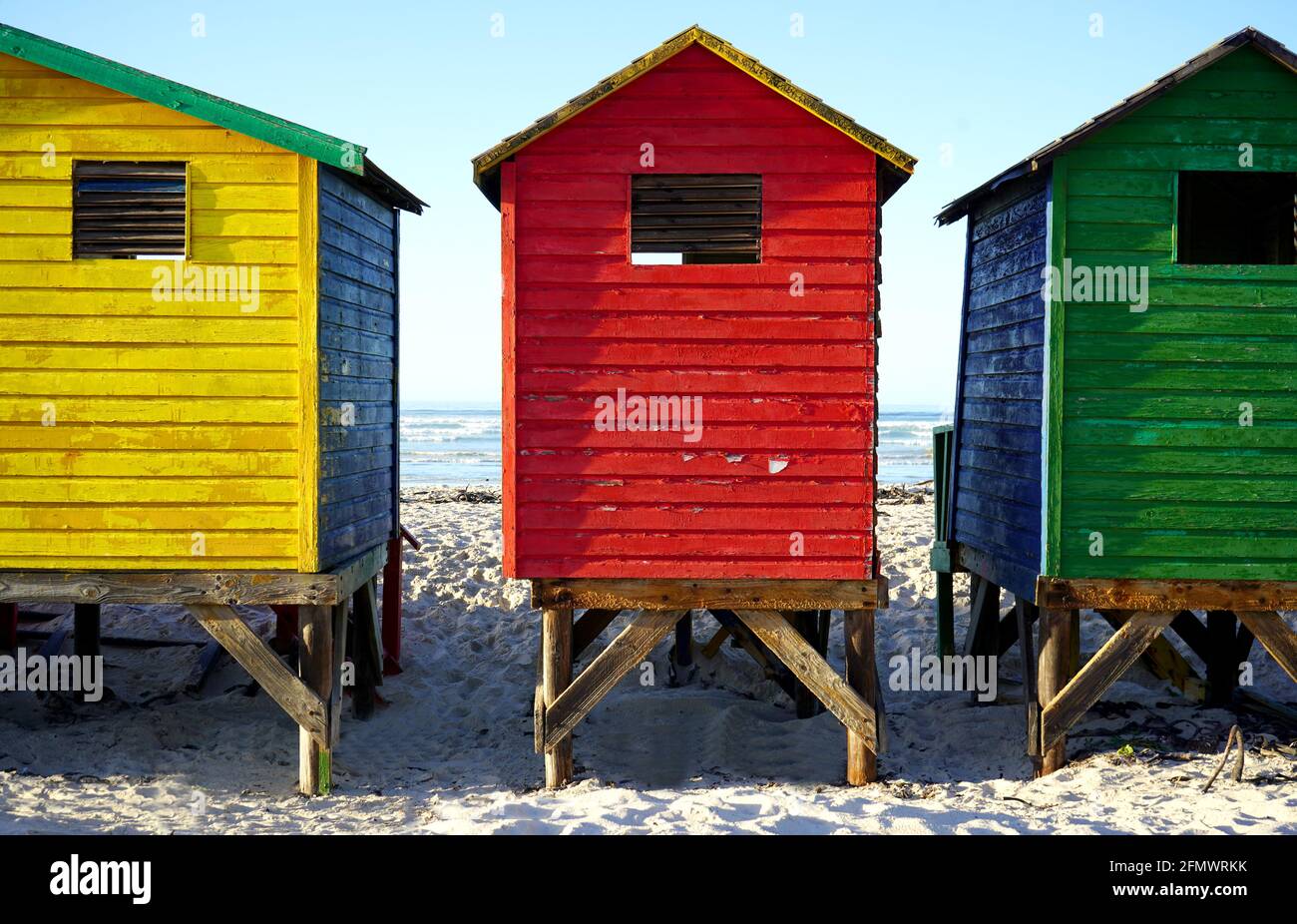 Helle Umkleidekabinen am Strand in Muizenberg, Kapstadt Stockfoto