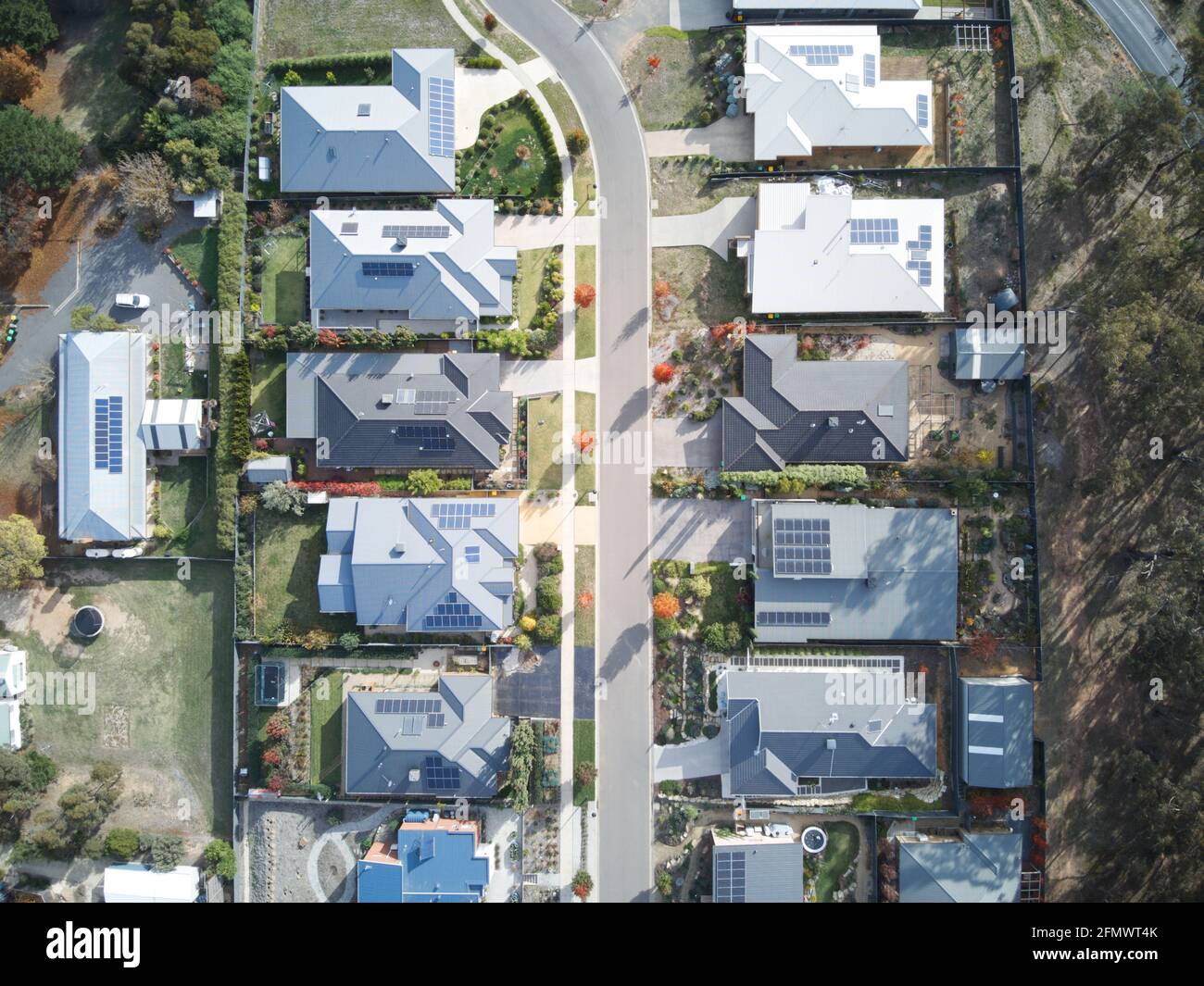Suburban Homes Australia Luftaufnahme mit Wohnstraßen, Bäumen, Häusern und Gärten in einem städtischen Anwesen, Castlemaine, Victoria, Australien. Stockfoto