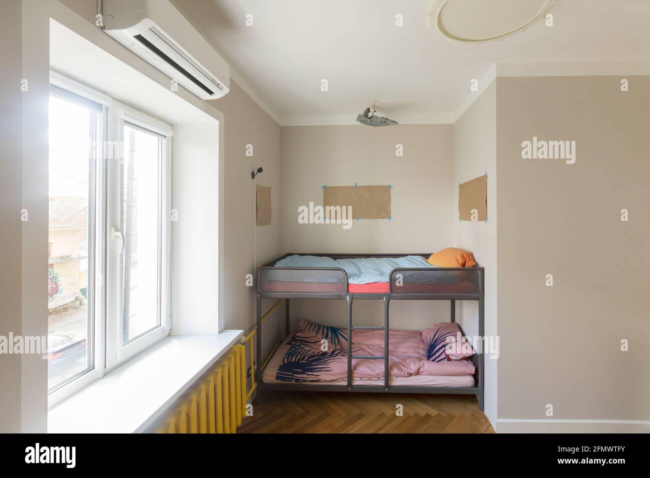 Fragment der modernen Inneneinrichtung mit Etagenbett in Nische in der Nähe Fenster in modernen kleinen Wohnung mit minimalistischem Stil Design platziert. Kinderzimmer Stockfoto