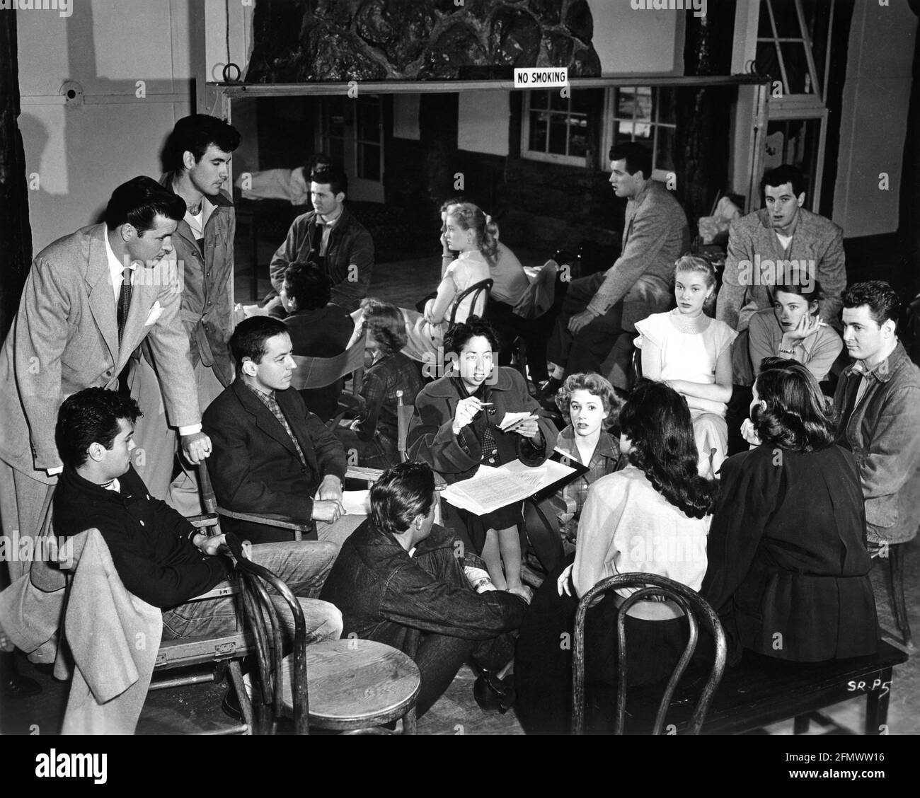 Junge Kontraktspieler, darunter GREGG PALMER TONY CURTIS JAMES BESTE PIPER LAURIE LORI NELSON und ROCK HUDSON mit Unidentified Teacher an der UNIVERSAL INTERNATIONAL STUDIOS SCHOOL OF MOTION PICTURE DRAMA in 1952 Publicity für Universal Picturs Company, Inc Stockfoto