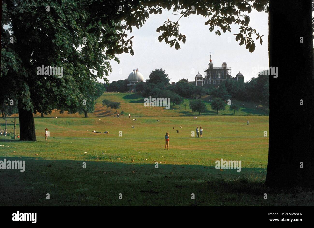 Greenwich Park mit dem berühmten Observatorium in der Ferne im Sommer. Filmfoto aus den 1980er Jahren Stockfoto