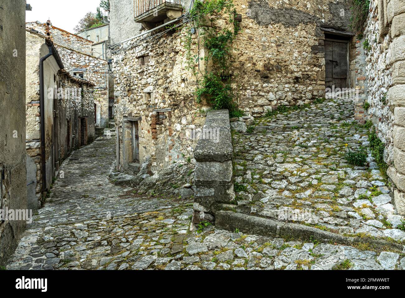 Enge Gassen und steile Anstiege des kleinen mittelalterlichen Dorfes Corvara in den Abruzzen. Corvara, Provinz Pescara, Abruzzen, Italien, Europa Stockfoto