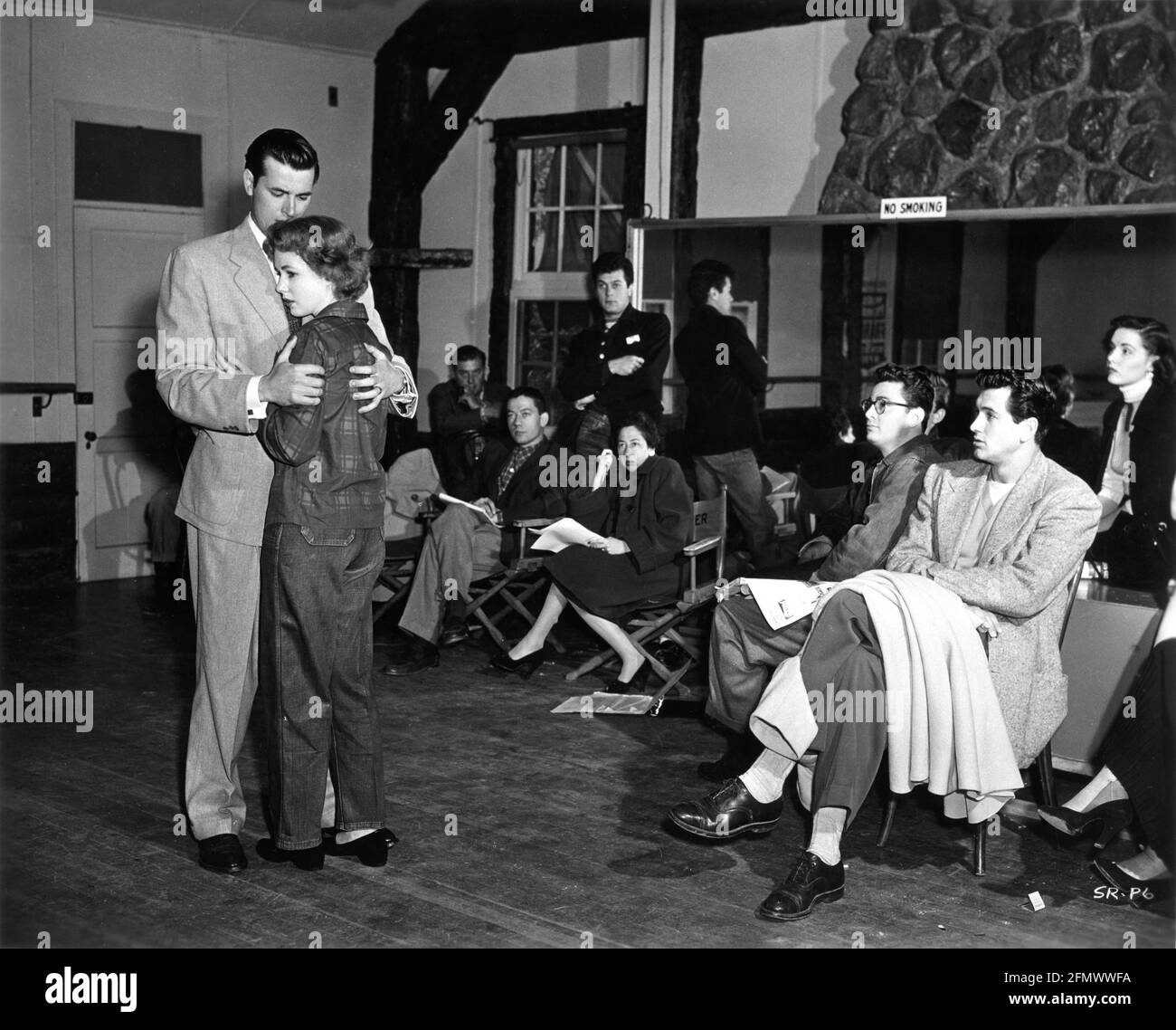 GREGG PALMER und PIPER LAURIE spielen eine Szene vor anderen jungen Kontraktspielern, darunter TONY CURTIS und ROCK HUDSON with Unidentified Teacher an der UNIVERSAL INTERNATIONAL STUDIOS SCHOOL OF MOTION PICTURE DRAMA in 1952 Publicity für Universal Picturs Company, Inc Stockfoto
