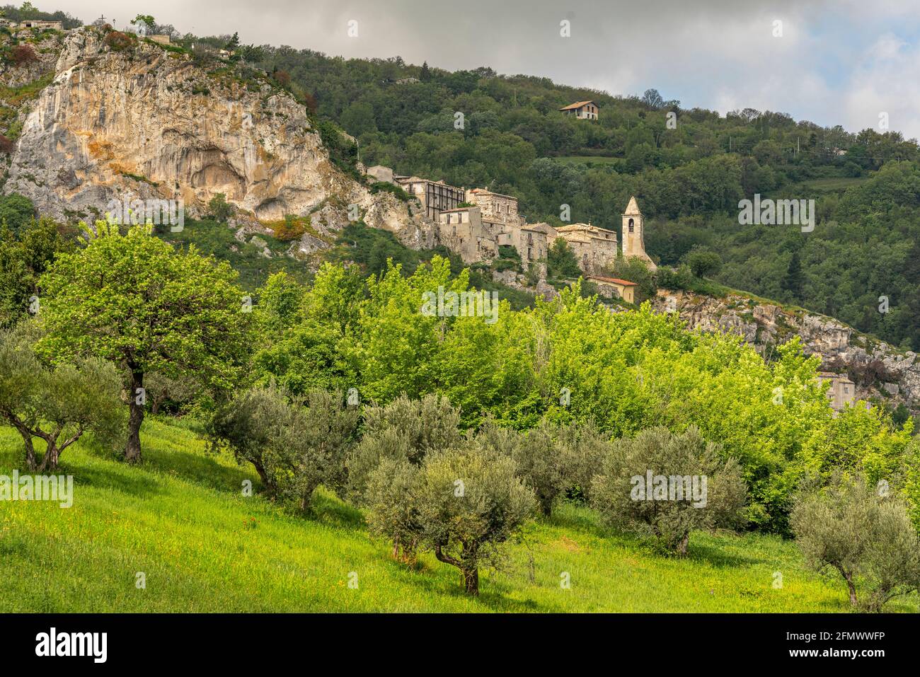 Berglandschaft des kleinen mittelalterlichen Dorfes Corvara. Häuser umgeben von grünen Pflanzen und Wiesen. Corvara, Provinz Pescara, Abruzzen Stockfoto