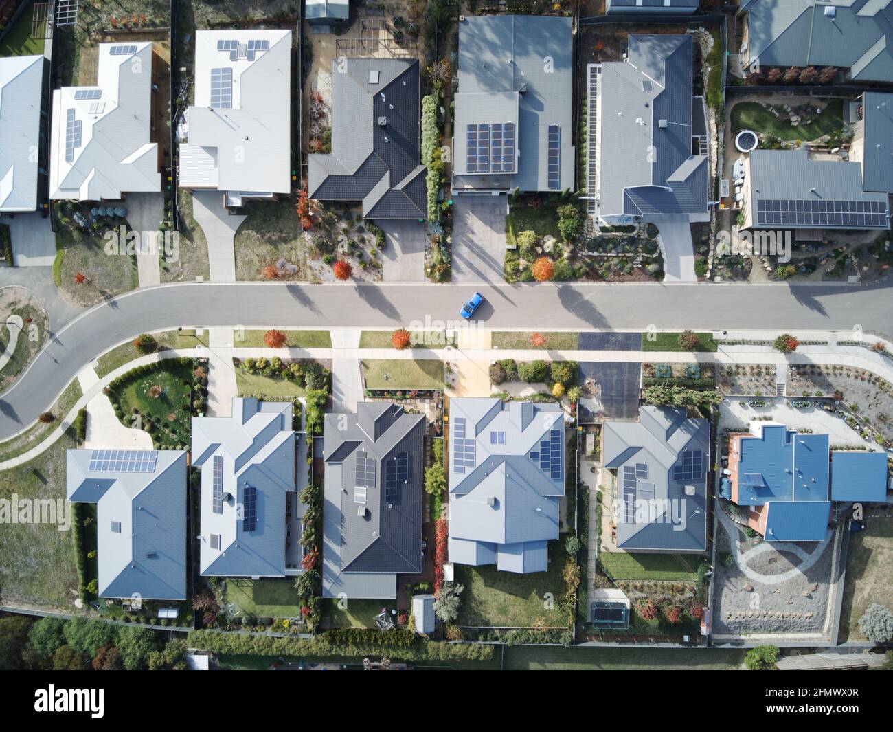 Vorstadthäuser Australien Luftaufnahme mit Wohnstraßen, Solarzellen, Häusern und Gärten in städtischen Anwesen, Castlemaine, Victoria, Australien. Stockfoto