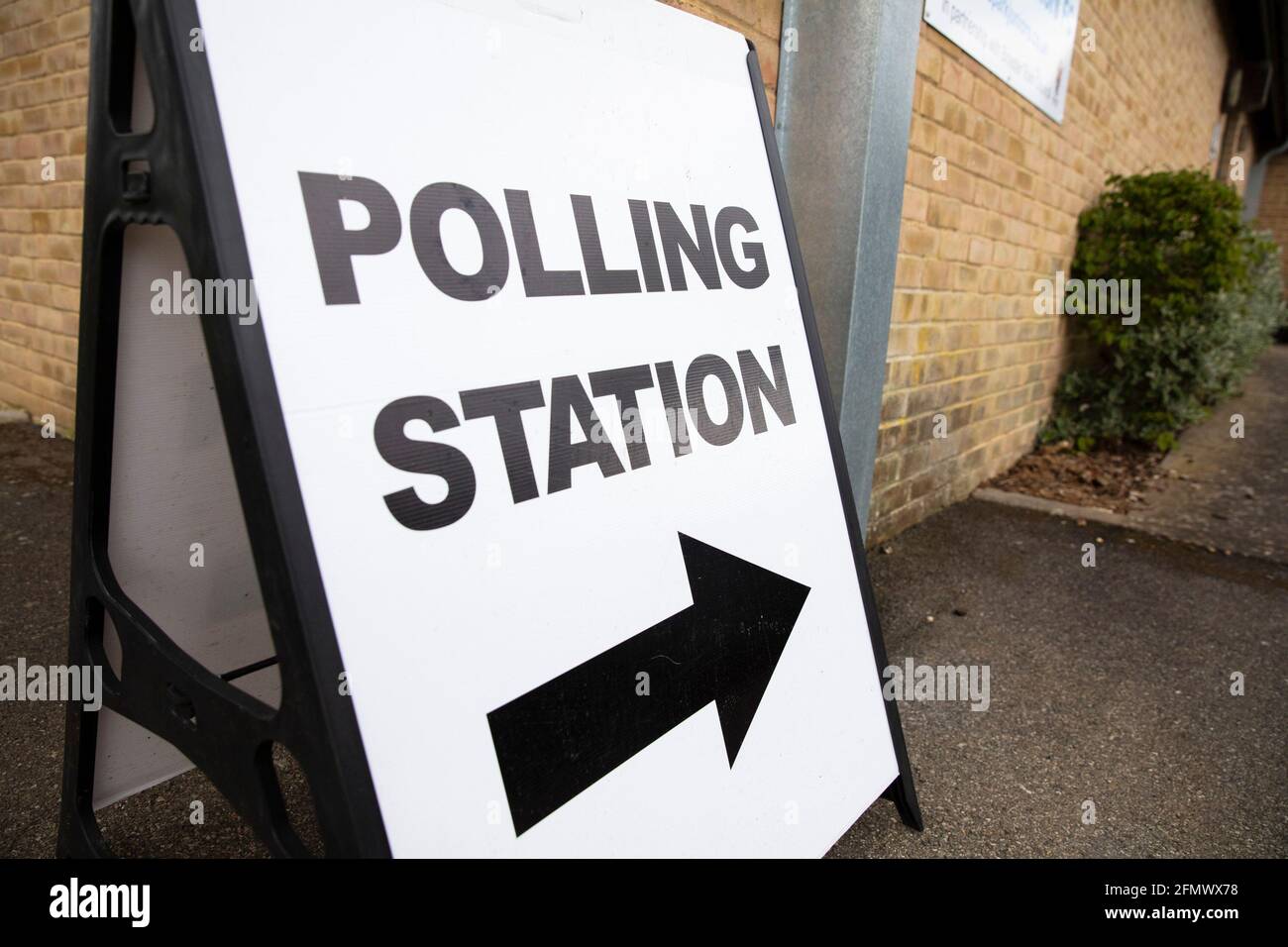 Wahllokal vor dem Eingang zu einer politischen Abstimmung Standort in Großbritannien Stockfoto