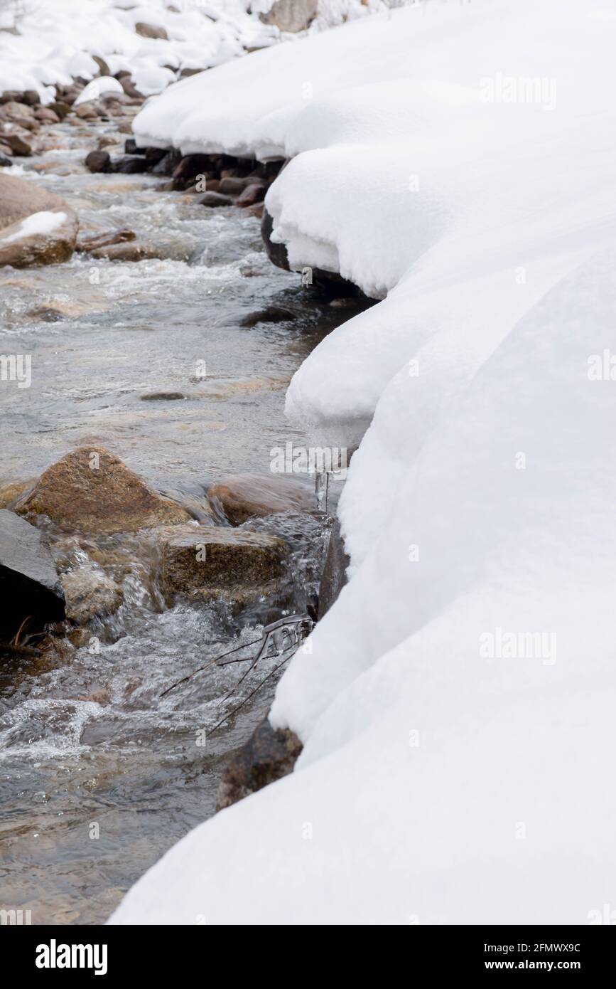 Der kalte Bergfluss im Winter ist sehr schön Stockfoto