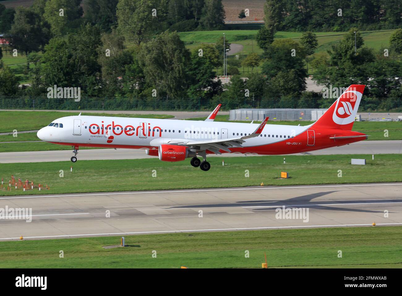Zürich, Schweiz – 5. August 2017: Air Berlin Belair Airbus A321 am Flughafen Zürich (ZRH) in der Schweiz. Airbus ist ein Flugzeughersteller von bis Stockfoto