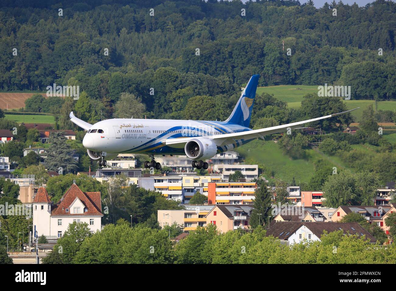 Zürich, Schweiz – 5. August 2017: Oman Air Boeing 787-8 am Flughafen Zürich (ZRH) in der Schweiz. Boeing ist ein Flugzeughersteller mit Sitz in Seattl Stockfoto