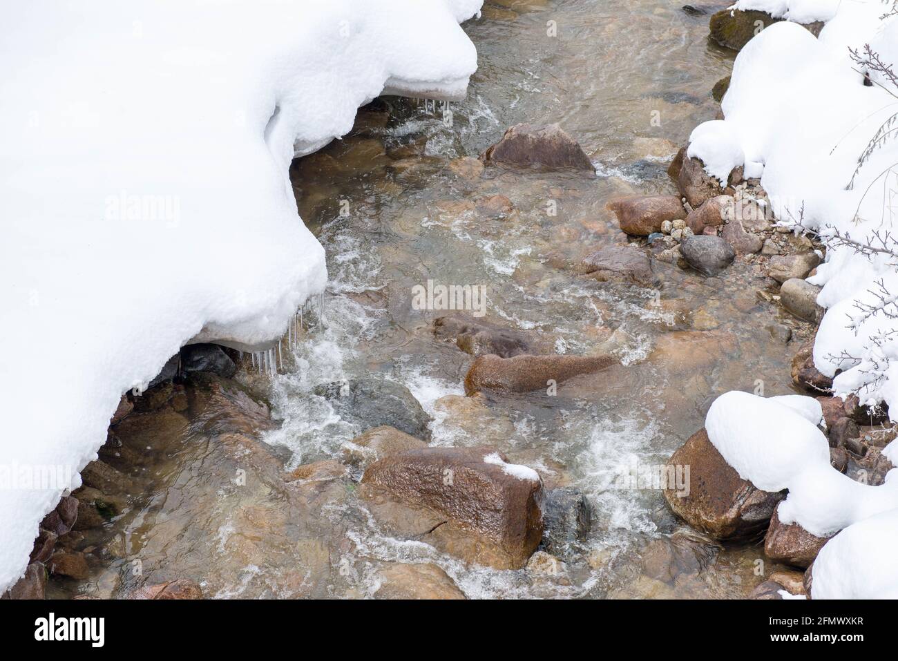 Lautes Eis Bergfluss in den Bergen im Schnee Stockfoto