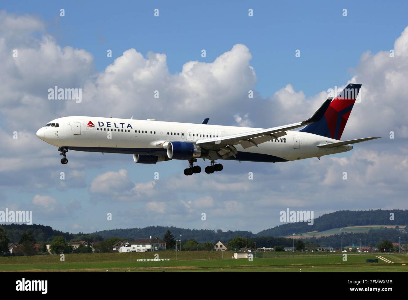 Zürich, Schweiz – 29. Juli 2016: Delta Air Lines Boeing 767-300ER am Flughafen Zürich (ZRH) in der Schweiz. Boeing ist ein Flugzeughersteller mit Sitz Stockfoto