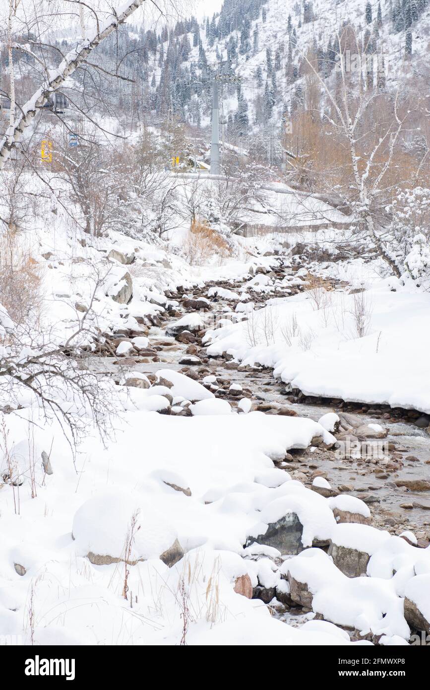 Winterlandschaft mit einem breiten Gebirgsfluss Stockfoto