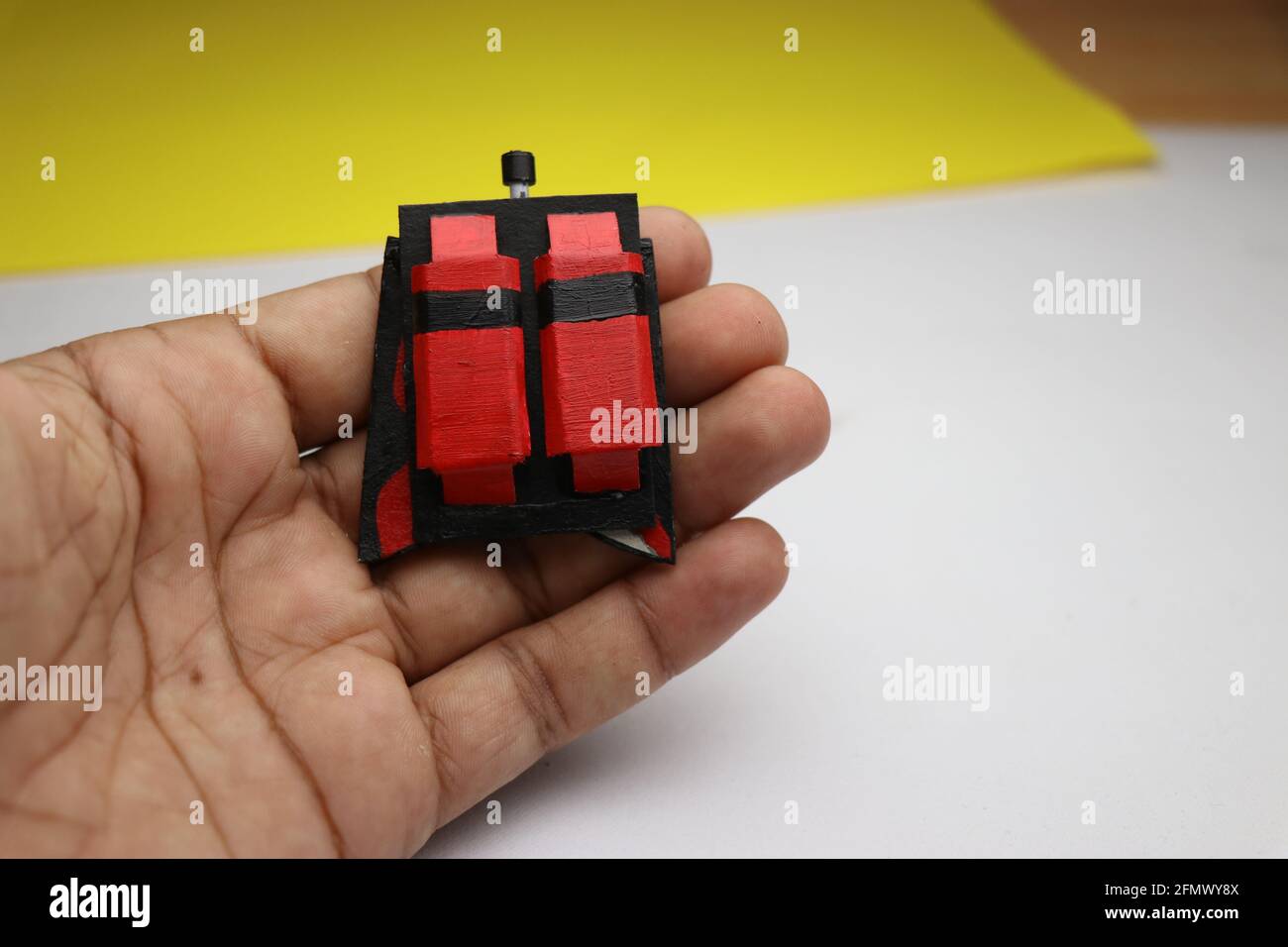 Faltbare Falkenflügel aus Pappe in der Hand gehalten. Hausgemachtes kreatives Pappideen-Konzept Stockfoto