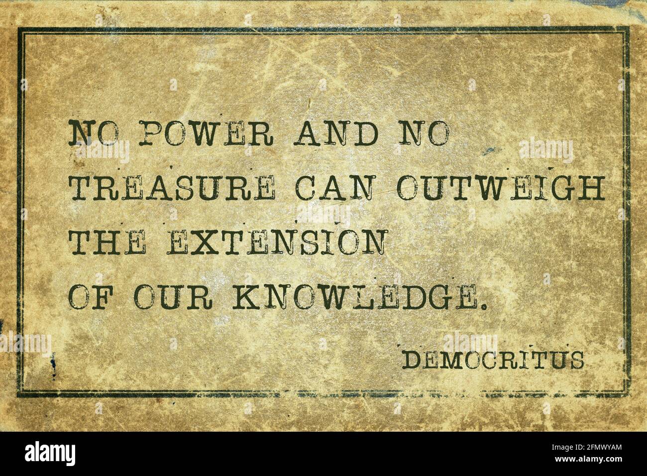 Keine Macht und kein Schatz kann die Ausdehnung von überwiegen Unser Wissen - altgriechischer Philosoph Demokrit Zitat gedruckt auf Grunge Vintage Karton Stockfoto