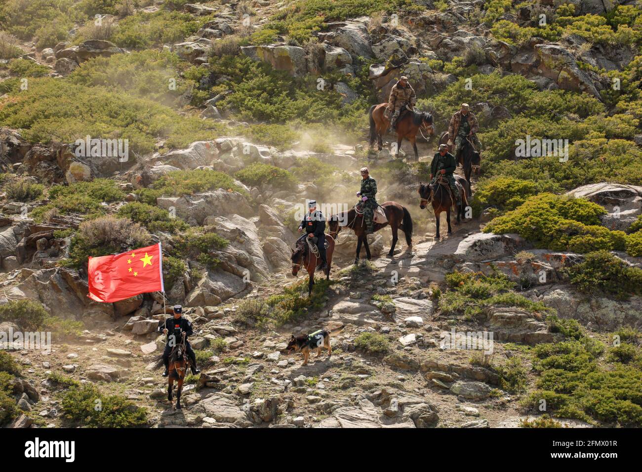 Altay, China. Mai 2021. Die Polizisten patrouillieren am 11. Mai 2021 in Altay, Xinjiang, China, mit Hunden und Pferden an den nationalen Grenzen.(Foto: TPG/cnsphotos) Quelle: TopPhoto/Alamy Live News Stockfoto