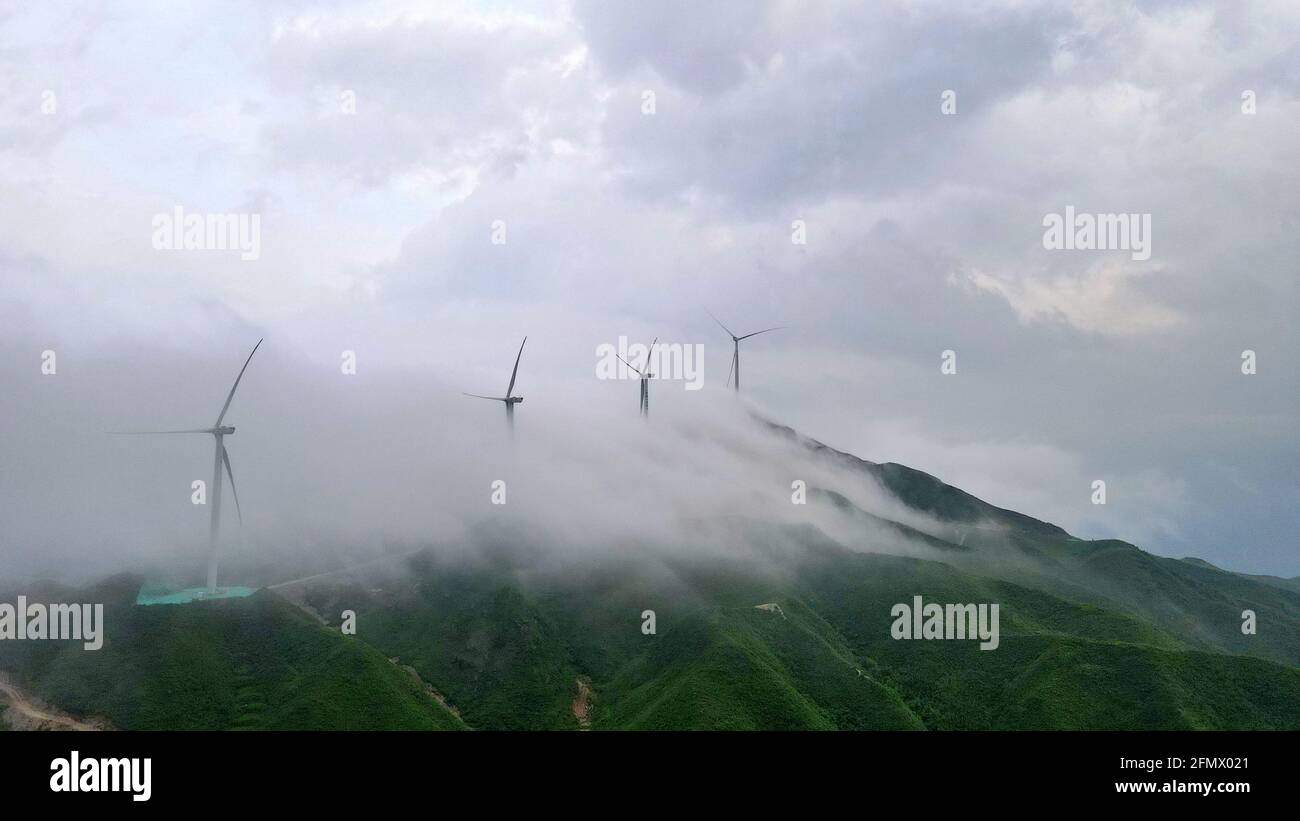 Bingzhou, China. Mai 2021. Die windgetriebenen Generatoren erzeugen am 12. Mai 2021 im tiefen Berg in Bingzhou, Hunan, China, Strom durch Wind.(Foto: TPG/cnsphotos) Quelle: TopPhoto/Alamy Live News Stockfoto