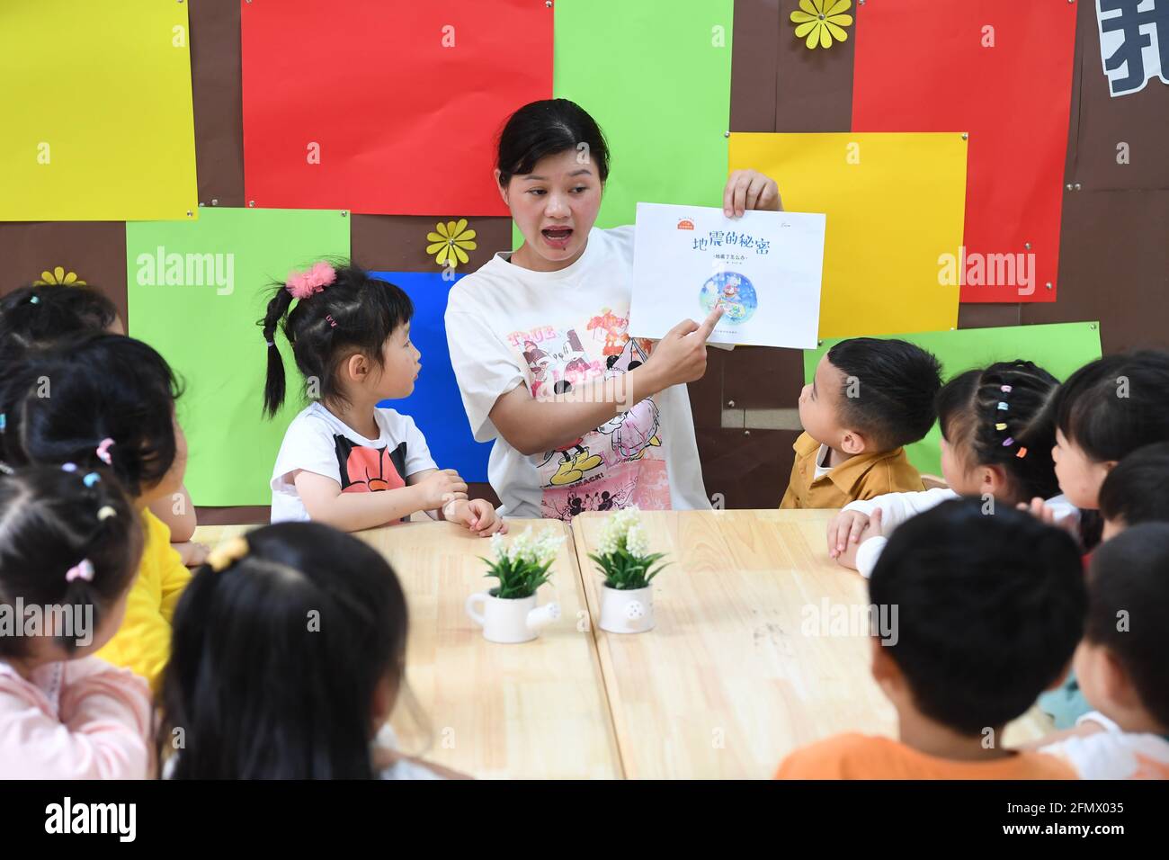 Guiyang, China. Mai 2021. Die Kindergartenkinder stützen sich beim 13. Nationalen Tag der Katastrophenprävention und -Minderung in Guiyang, Guizhou, China, am 11. Mai 2021 auf die Fähigkeiten zur Notfallrettung und -Vermeidung. (Foto: TPG/cnsphotos) Quelle: TopPhoto/Alamy Live News Stockfoto