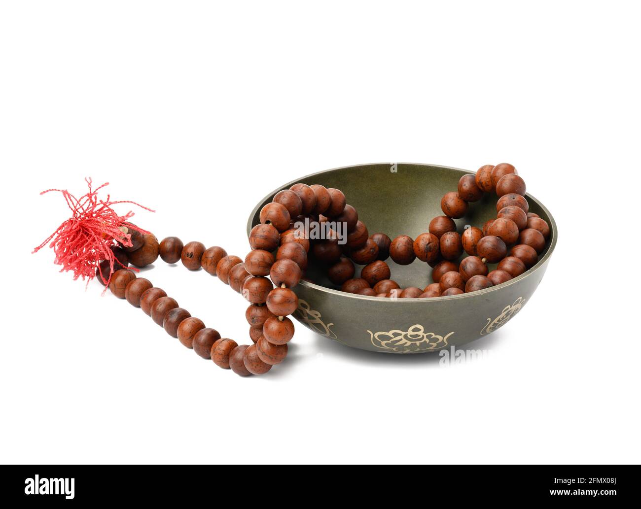 Gebetsperlen und kupferne Klangschale isoliert auf weißem Hintergrund. Musikinstrument für Meditation, Entspannung, verschiedene medizinische Praktiken im Zusammenhang mit Stockfoto