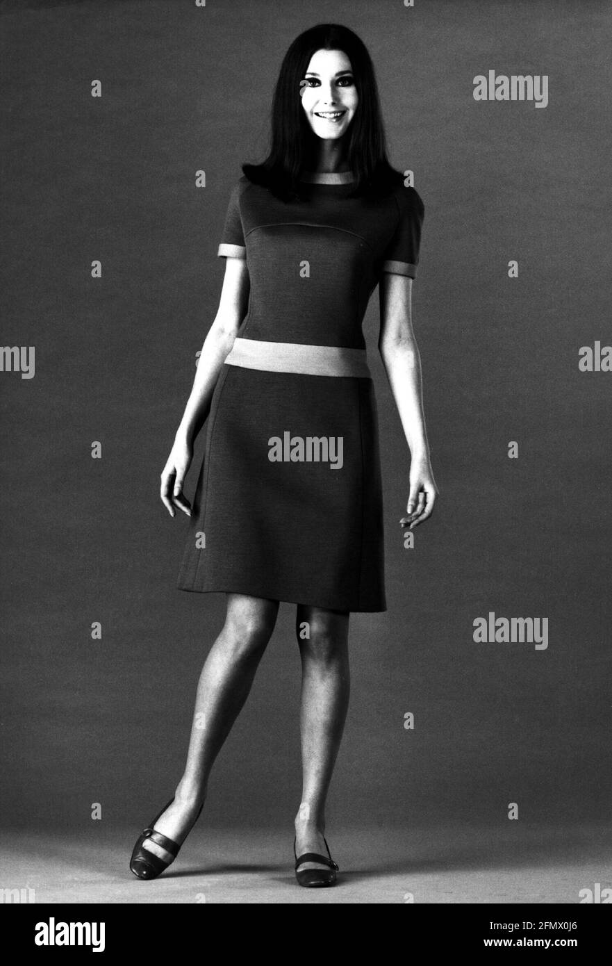 Mode, 60er Jahre, Damenmode, Mini-Mode, Modell mit Mantelkleid von Chloe, ZUSÄTZLICHE-RIGHTS-CLEARANCE-INFO-NOT-AVAILABLE Stockfoto