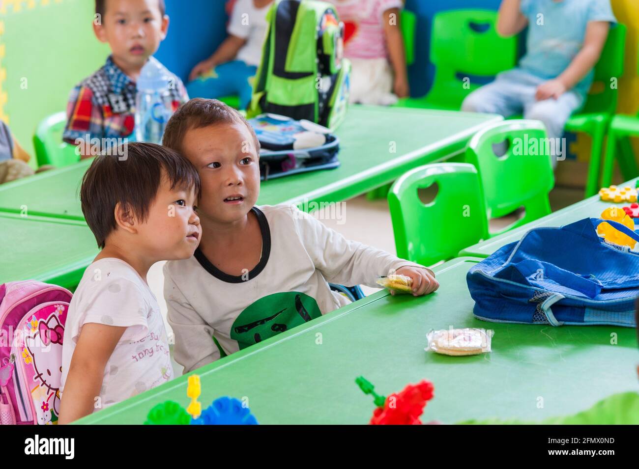 Kindergartenschüler nehmen am Unterricht in einer ländlichen Schule in Xiuning, Anhui, China, Teil Stockfoto