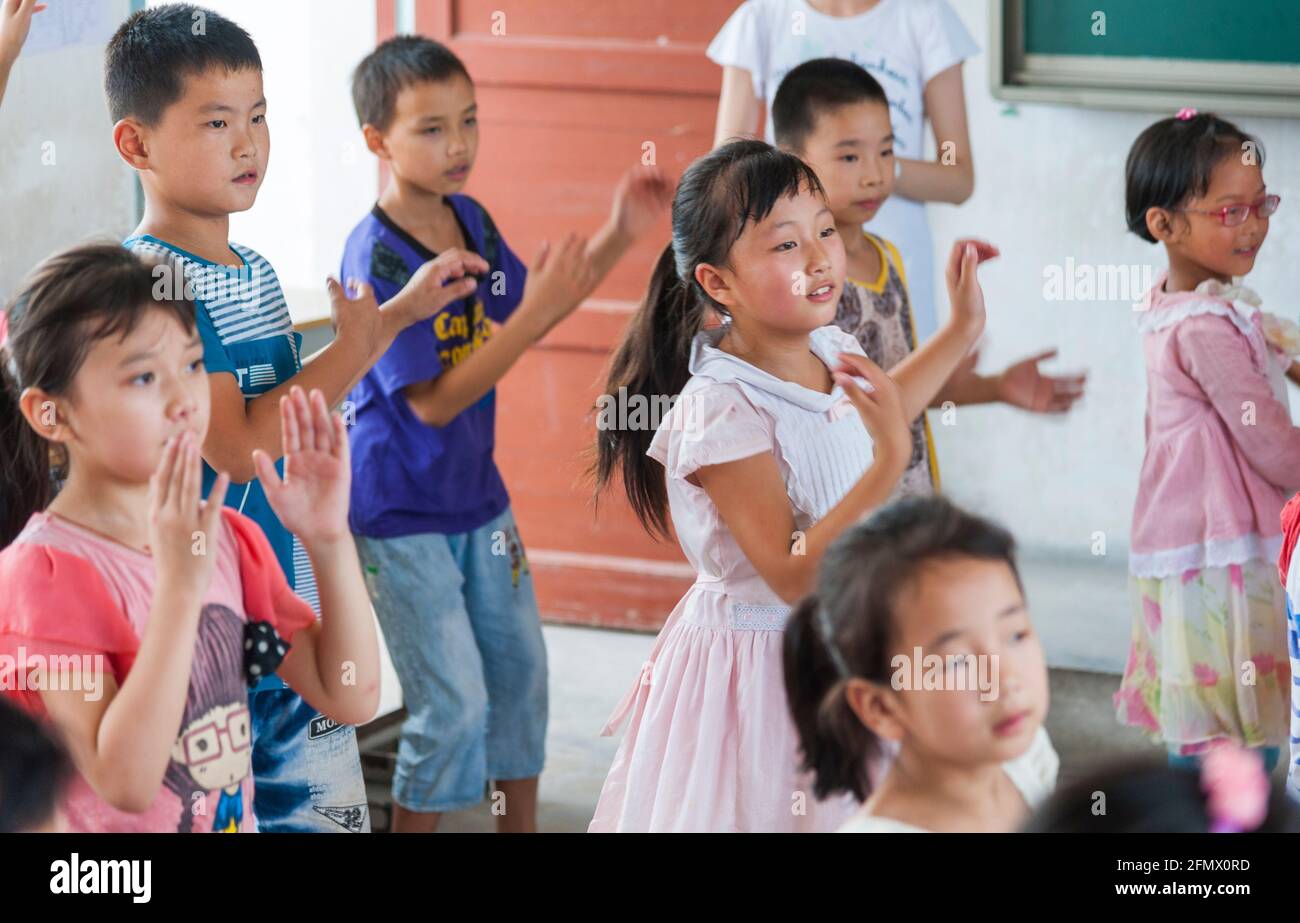 Grundschüler, die einen Tanzkurs in einer ländlichen Schule in Xiuning, Anhui, China, absolvieren. Stockfoto