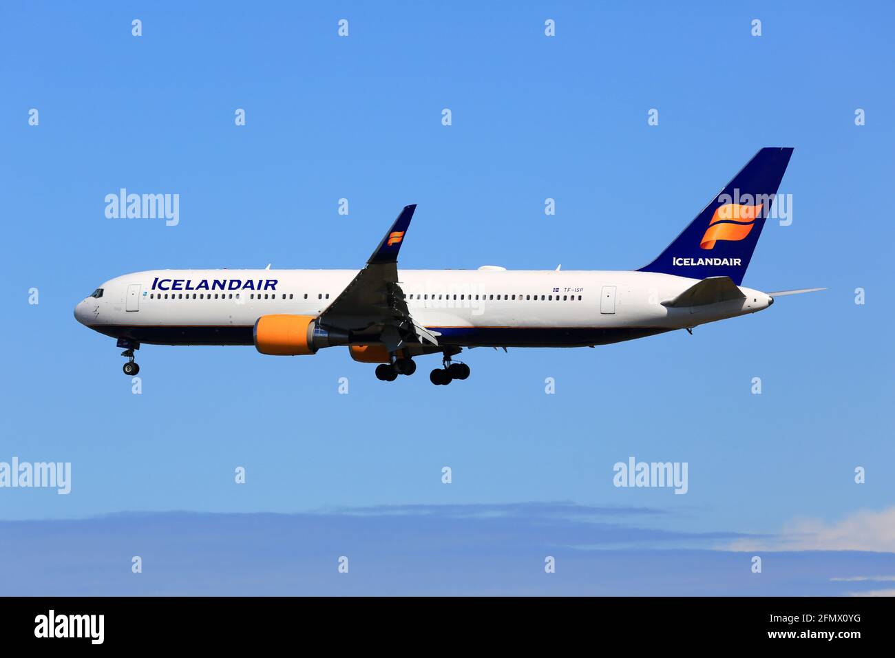 Reykjavik, Island – 02. Juli 2017: Icelandair Boeing 767-300ER am Flughafen Keflavik (KEF) in Island. Boeing ist ein Flugzeughersteller mit Sitz in Seat Stockfoto