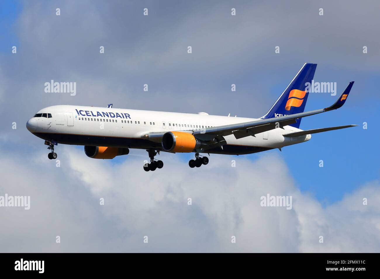 Reykjavik, Island – 02. Juli 2017: Icelandair Boeing 767-300ER am Flughafen Keflavik (KEF) in Island. Boeing ist ein Flugzeughersteller mit Sitz in Seat Stockfoto