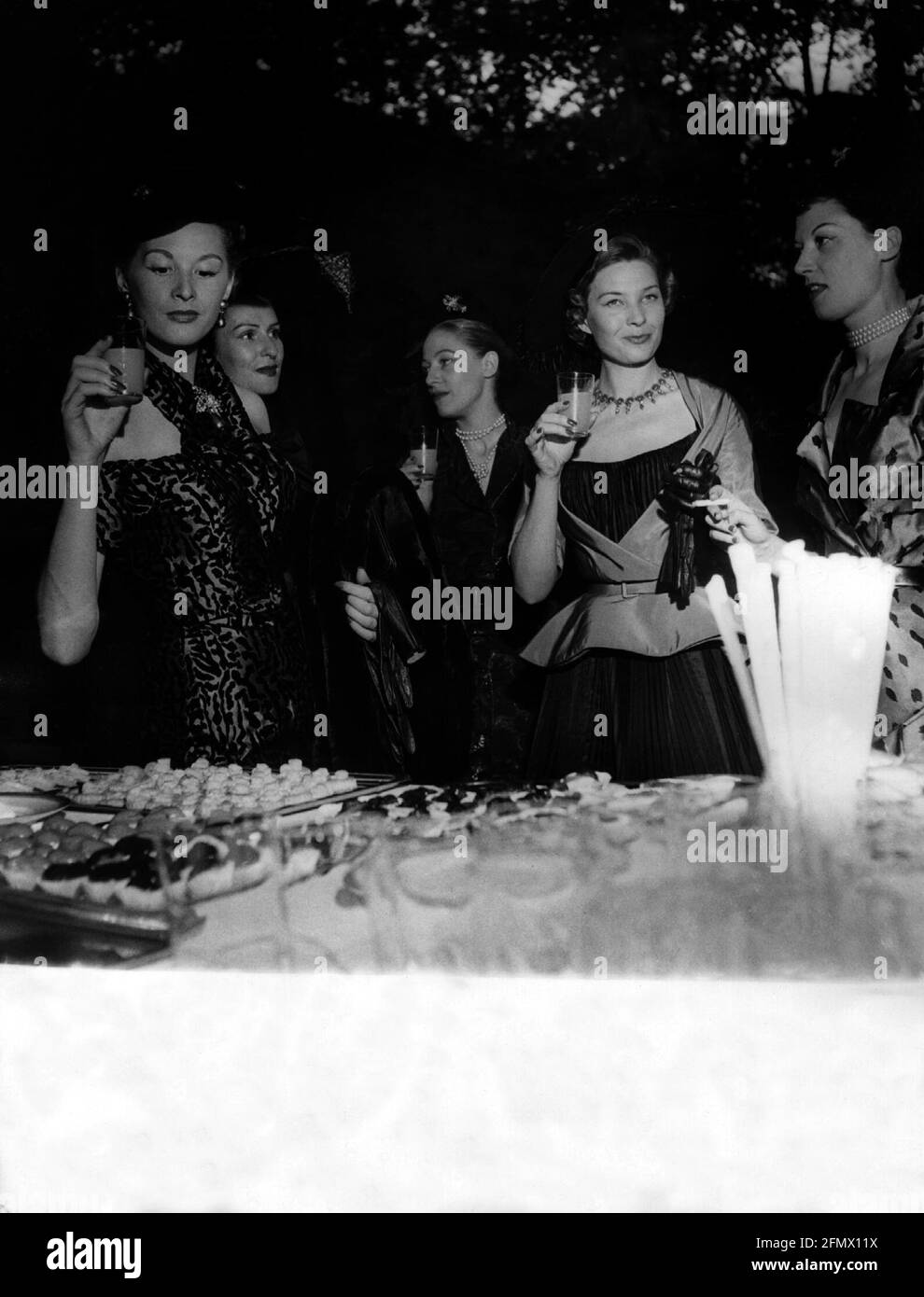 Festlichkeit, Partys, Cocktailparty, Paris, Frankreich, 1952, ADDITIONAL-RIGHTS-CLEARANCE-INFO-NOT-AVAILABLE Stockfoto