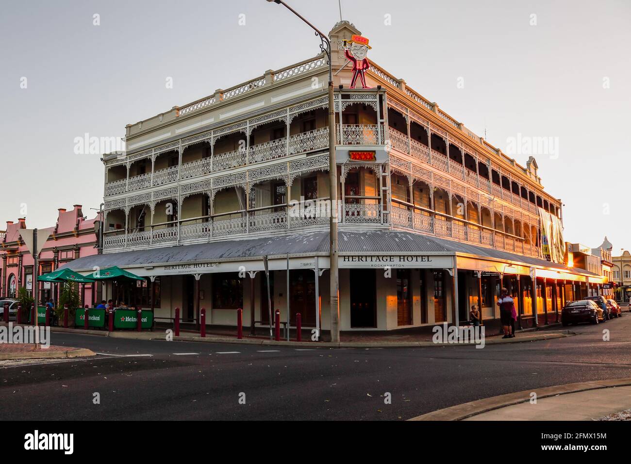 Rockhampton, Qld, Australien - 24. Dezember 2014. Das historische Heritage Hotel, erbaut 1898, ist ein Hotel mit Balkonen und markanten Verzierungen aus Eisenspitze. Stockfoto