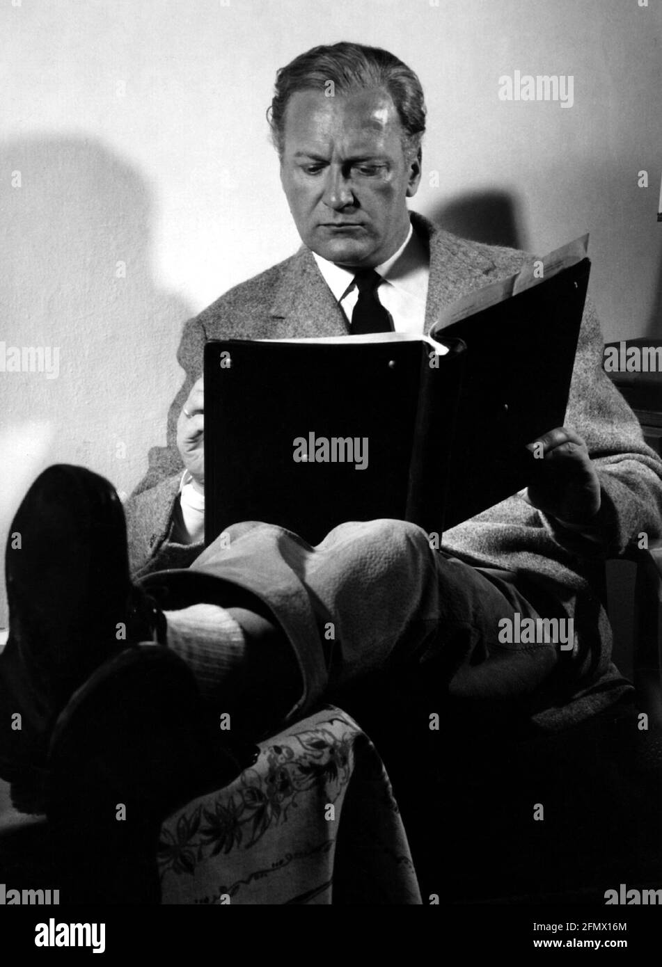 Jürgen, Curd, 13.12.1915 - 18.6.1982, deutscher Schauspieler, in voller Länge, DREHBUCH LESEN, ZUSÄTZLICHE-RIGHTS-CLEARANCE-INFO-NOT-AVAILABLE Stockfoto