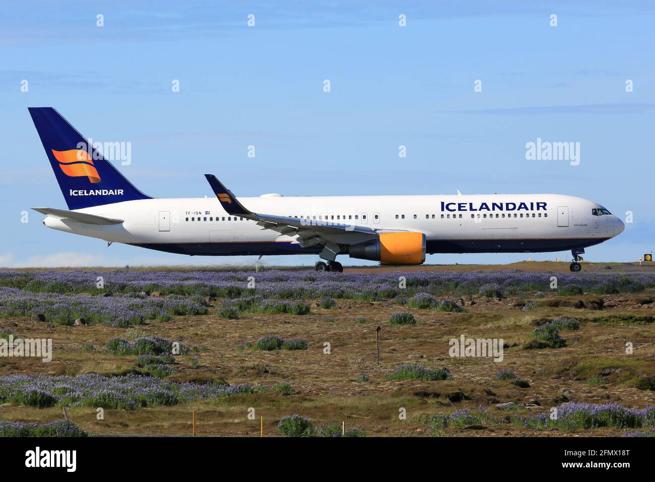 Keflavik, Island - 2. Juli 2017: Eine Boeing 767-300ER der Icelandair mit dem Kennzeichen TF-ISN auf dem Flughafen Reykjavik Keflavik (KEF) in Island. Stockfoto