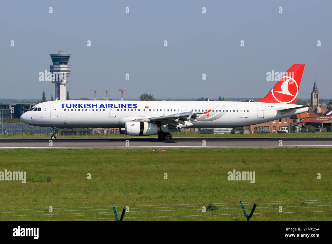 Brüssel, Belgien – 10. Mai 2017: Turkish Airlines Airbus A321 am Brüsseler Flughafen (BRU) in Belgien. Airbus ist ein Flugzeughersteller aus Toulouse, Stockfoto