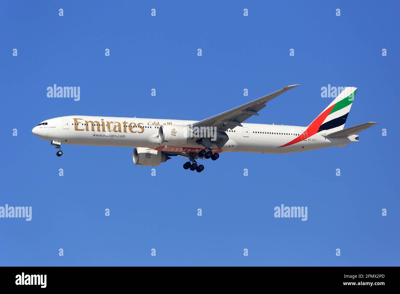 Dubai, Vereinigte Arabische Emirate - 7. März 2017: Emirates Boeing 777-300ER am Flughafen Dubai (DXB) in den Vereinigten Arabischen Emiraten. Stockfoto
