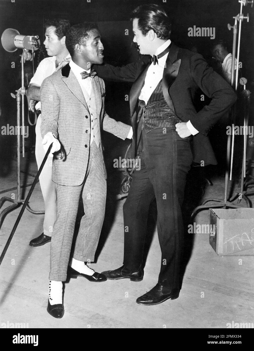 Davis, Sammy Jr., 12.8.1925 - 16.5.1990, amerikanischer Entertainer, in voller Länge, Mit Tony Curtis, 60er Jahre, ZUSÄTZLICHE-RIGHTS-CLEARANCE-INFO-NOT-AVAILABLE Stockfoto
