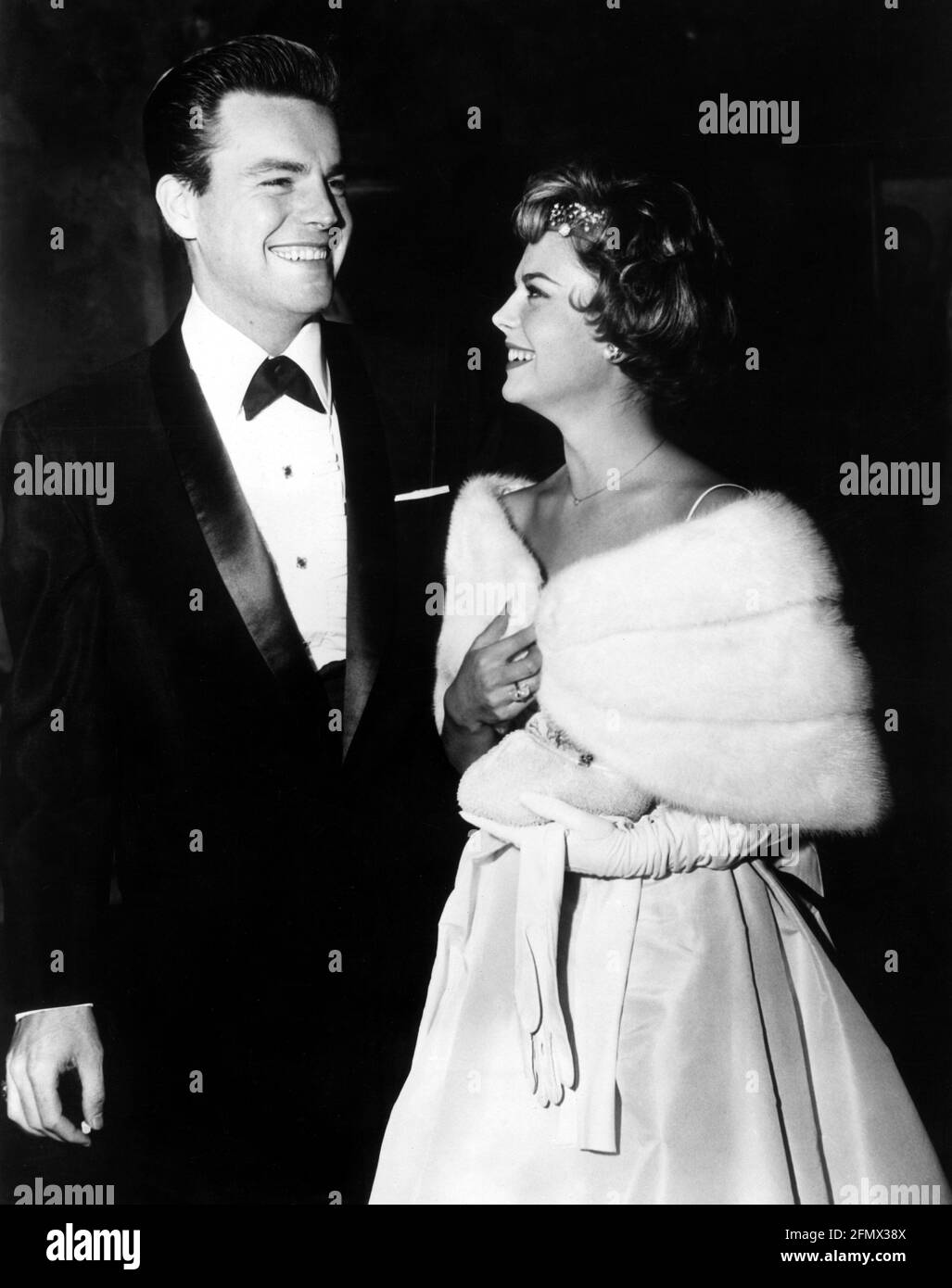 Wagner, Robert, * 10.2.1930, amerikanischer Schauspieler, mit seiner Frau Natalie Wood, 60er Jahre, Fell, Stola, ADDITIONAL-RIGHTS-CLEARANCE-INFO-NOT-AVAILABLE Stockfoto