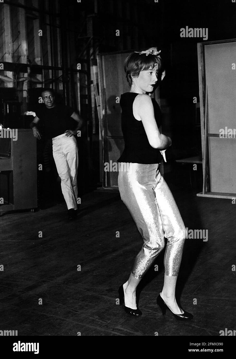 MacLaine, Shirley * 24.4.1934, amerikanische Schauspielerin, während der Probe, 1950er Jahre, ADDITIONAL-RIGHTS-CLEARANCE-INFO-NOT-AVAILABLE Stockfoto