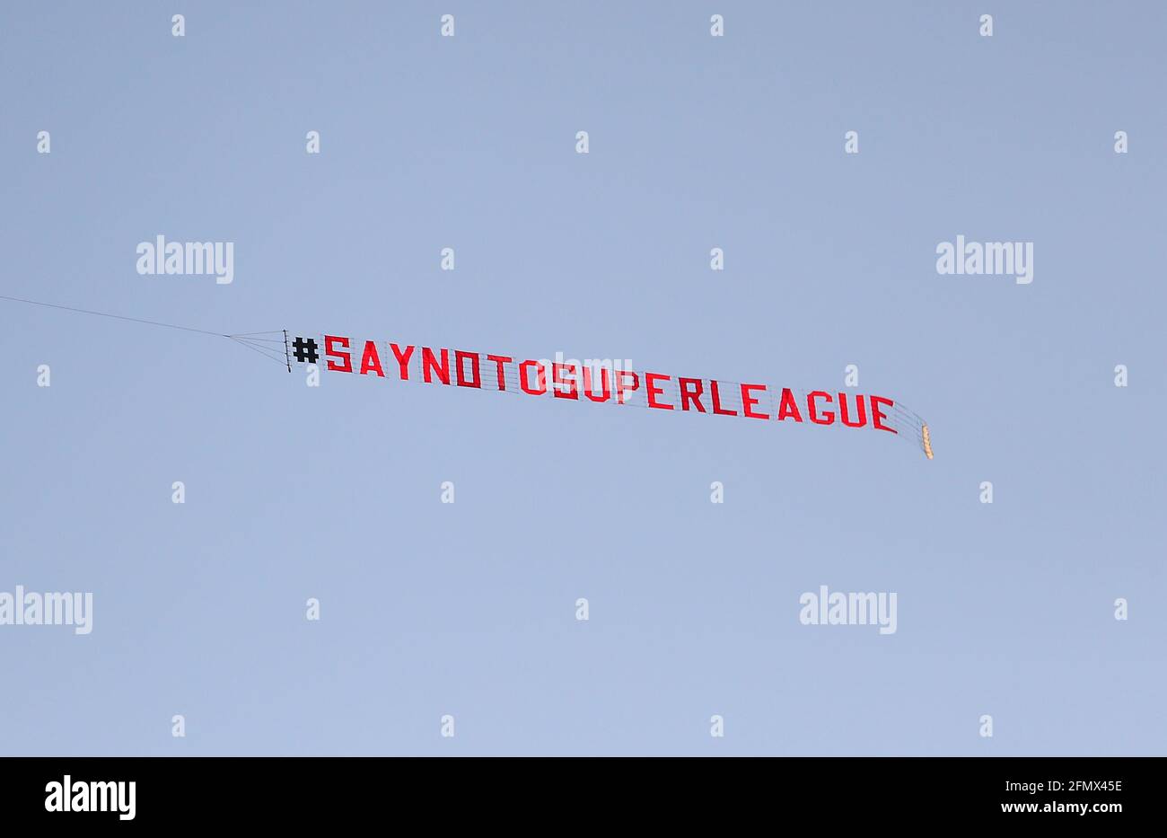 Datei-Foto vom 19-04-2021 eines Flugzeugs mit einem „Say No to Super League“-Banner, das über die Elland Road fliegt, gegen Liverpools Entscheidung, in die Clubs aufgenommen zu werden, die versuchen, eine neue Europäische Super League zu gründen. Ausgabedatum: Mittwoch, 12. Mai 2021. Stockfoto