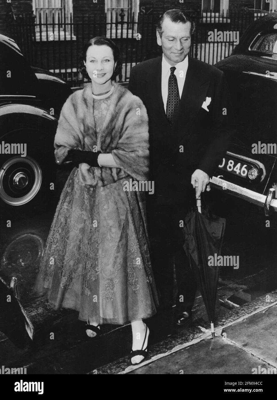 Leigh, Vivien, 5.11.1913 - 7.7.1967, britische Schauspielerin, mit Ehemann Sir Laurence Olivier, in voller Länge, ZUSÄTZLICHE-RIGHTS-CLEARANCE-INFO-NOT-AVAILABLE Stockfoto