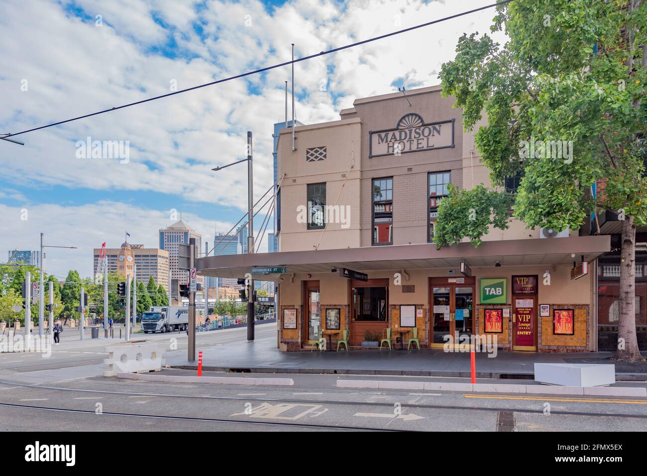 Das Madison Hotel (ehemals Subway Hotel) an der Ecke Devonshire Street und Chalmers Street in Surry Hills, Sydney, wurde zwischen den beiden Weltkriegen erbaut und ist ein 24-Stunden-Pub Stockfoto