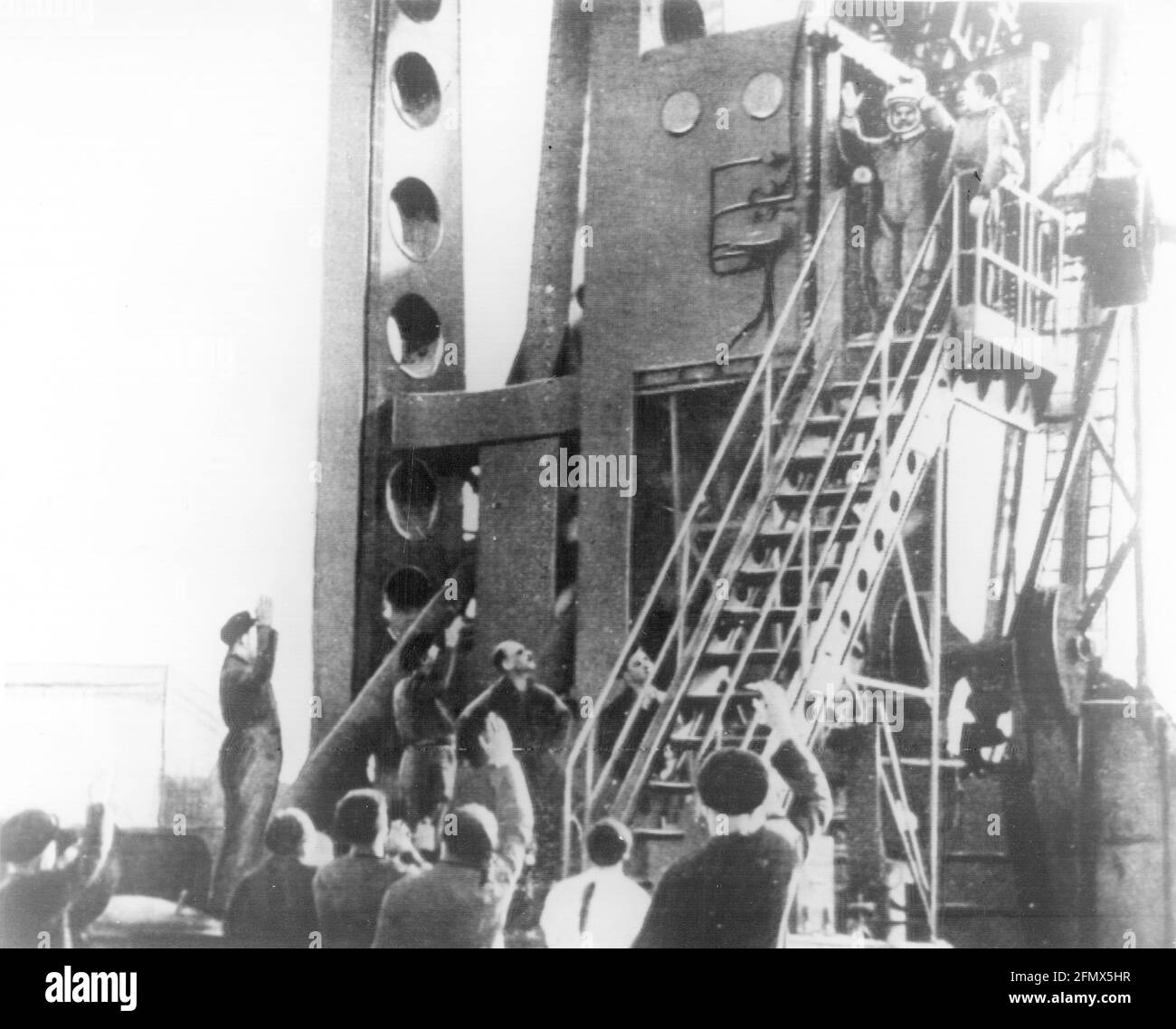 Gagarin, Juri, 9.3.1934 - 27.3.1968, sowjetischer Raumfahrer (Kosmonauten), halbe Länge, Auf der Plattform, ADDITIONAL-RIGHTS-CLEARANCE-INFO-NOT-AVAILABLE Stockfoto