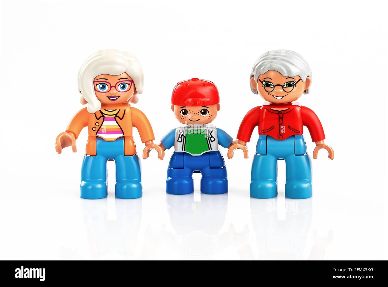 Spielzeug-Familie aus drei, Plastikspielzeug, Thema Vorschulbildung, isoliert auf Weiß Stockfoto