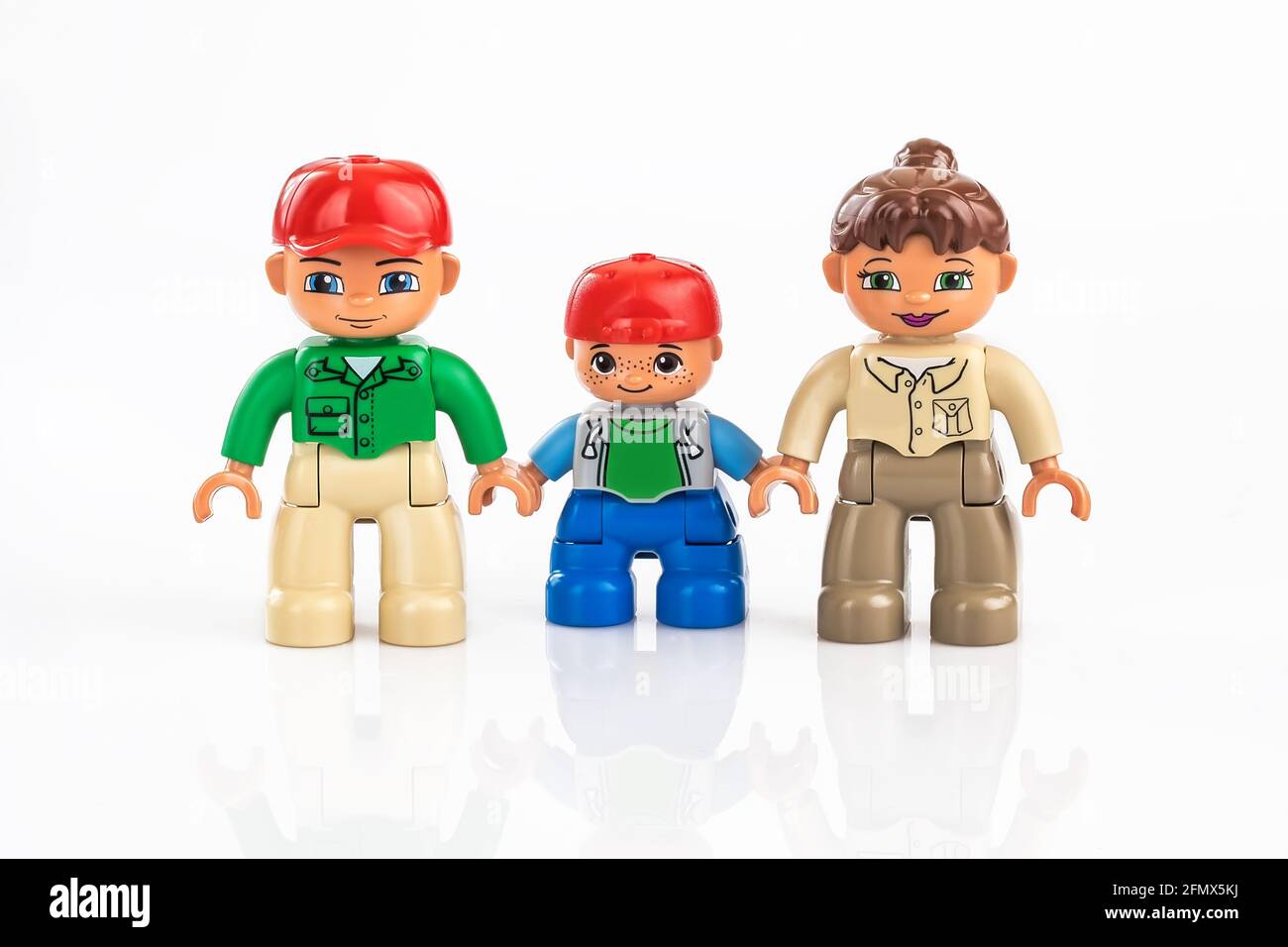 Spielzeug-Familie aus drei, Plastikspielzeug, Thema Vorschulbildung, isoliert auf Weiß Stockfoto
