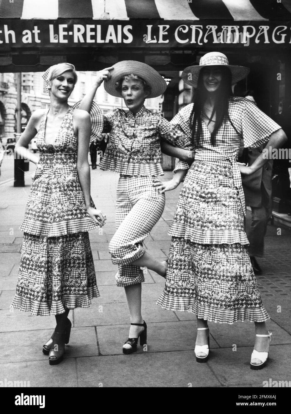 Mode, 70er Jahre, Damenmode, 3 Modelle mit Plateauschuhen und bunt gemusterten Kleidern, London, ZUSÄTZLICHE-RIGHTS-CLEARANCE-INFO-NOT-AVAILABLE Stockfoto