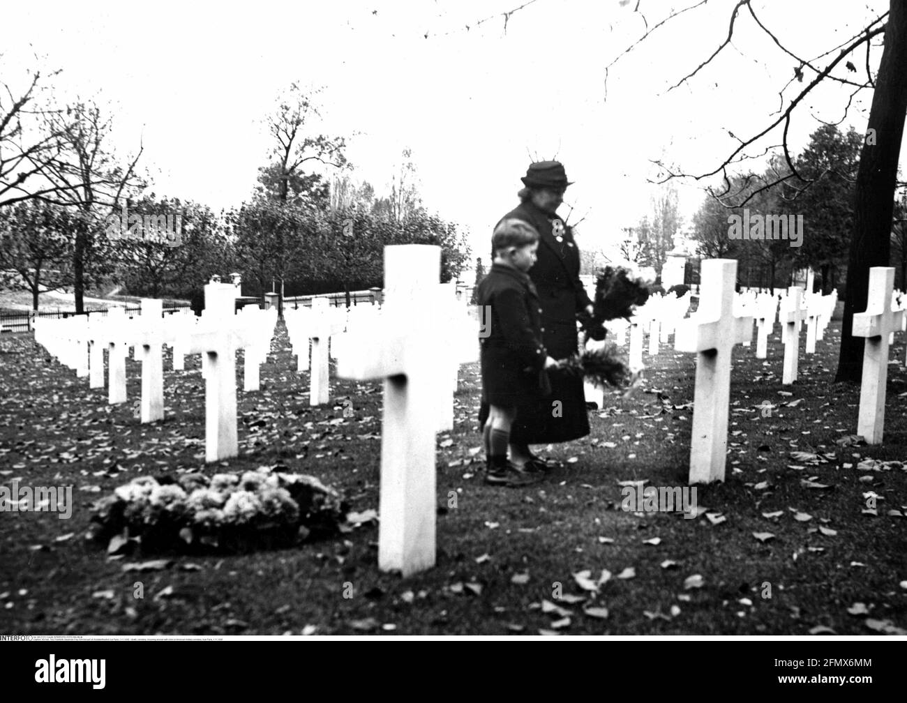 Tod, Friedhof, trauernde Frau mit Kind auf dem amerikanischen Militärfriedhof, in der Nähe von Paris, 1.11.1936, ZUSÄTZLICHE-RIGHTS-CLEARANCE-INFO-NOT-AVAILABLE Stockfoto