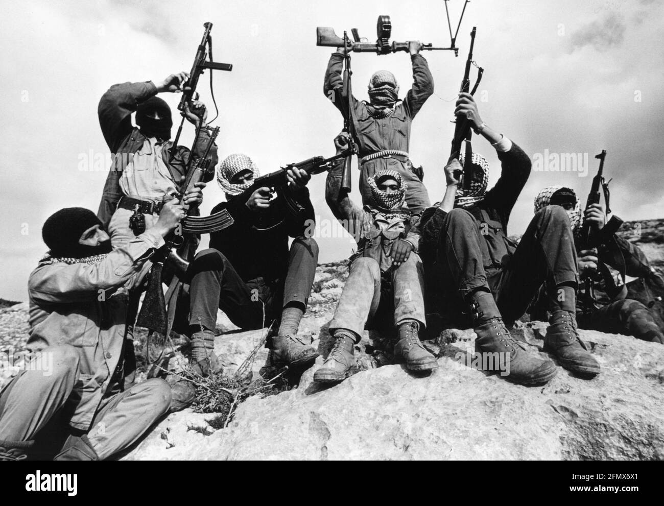 Militär, Palästina, palästinensische Guerillas mit sowjetischen automatischen Gewehren AK-47 Kalaschnikow, Libanon, ZUSÄTZLICHE RECHTE-CLEARANCE-INFO-NOT-AVAILABLE Stockfoto