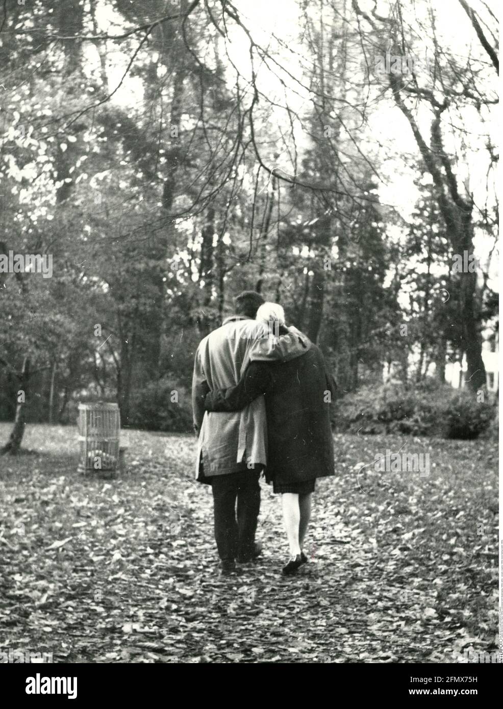 Menschen, Paare, 60er Jahre, Liebhaber, die einen Spaziergang machen, 60er Jahre, ZUSÄTZLICHE-RECHTE-CLEARANCE-INFO-NOT-AVAILABLE Stockfoto