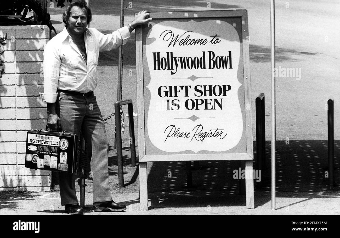 Tourismus, Touristen, Mann mit Stand-up-Display eines Souvenirshopfes, 'Hollywood Bowl', USA, 1973, ZUSÄTZLICHE-RIGHTS-CLEARANCE-INFO-NOT-AVAILABLE Stockfoto