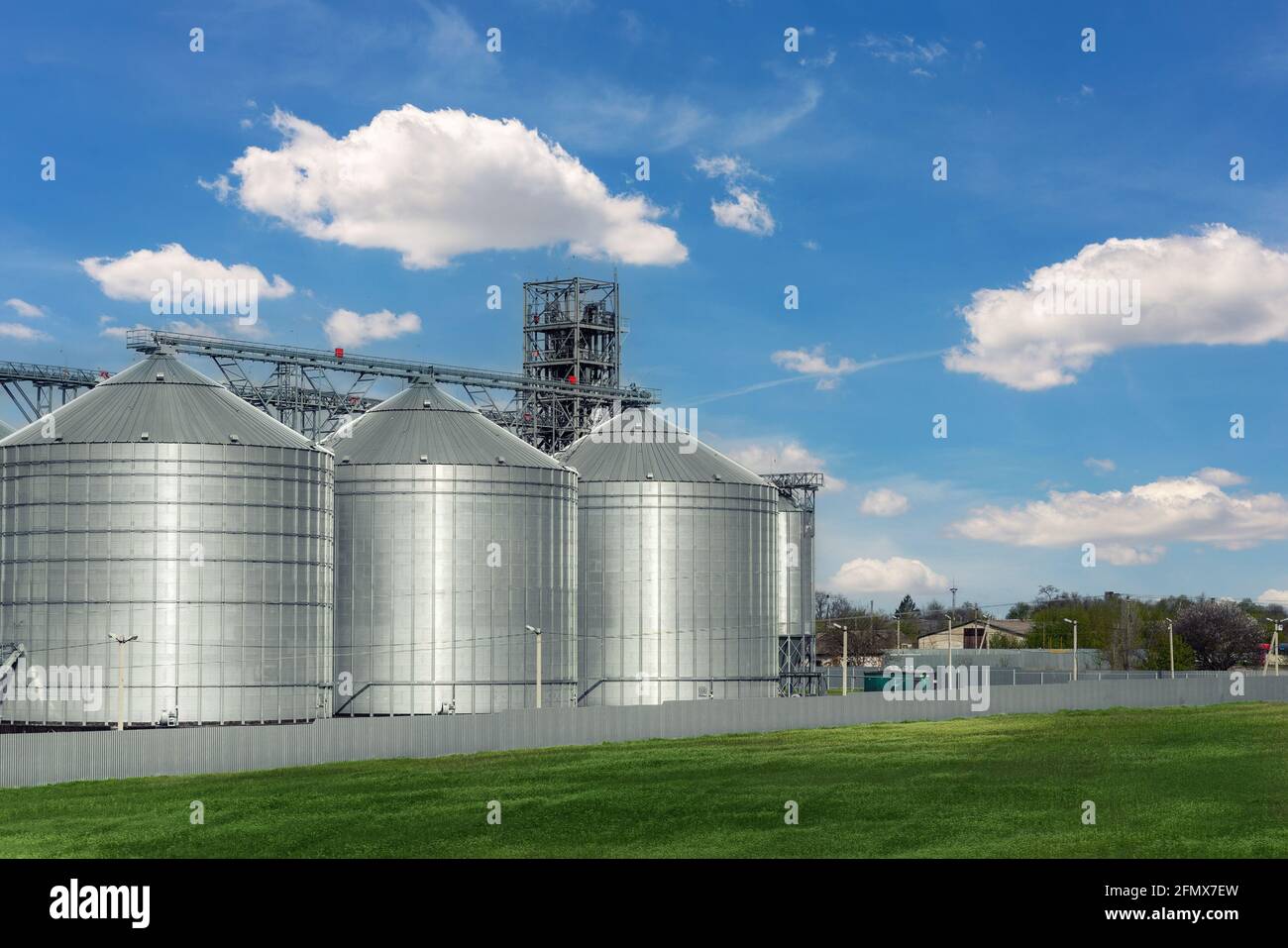 Szenischer Blick auf große, moderne Getreidespeicher-Getreidespeicher aus  Stahl vor blauem Himmel. Agrarindustrie Ackerland ländliche Industrie  Stockfotografie - Alamy