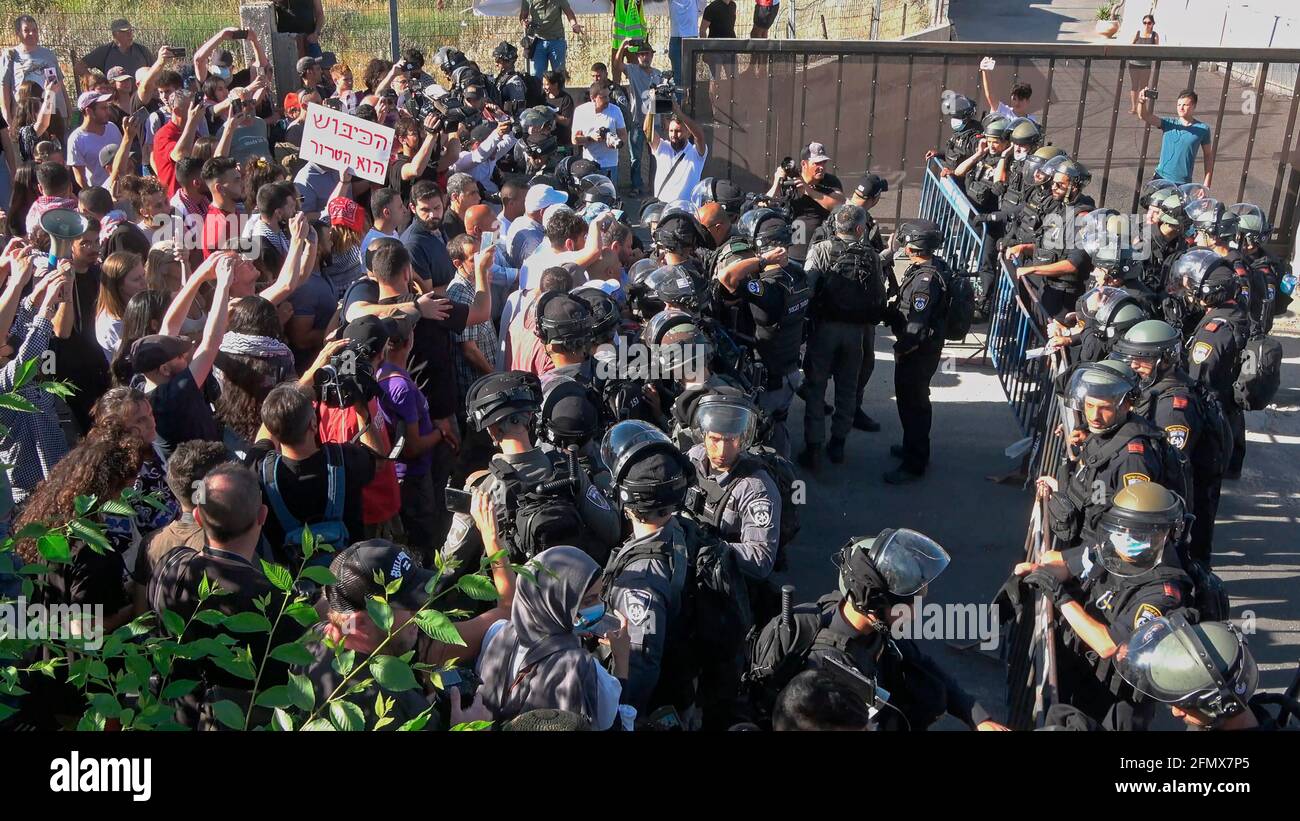 Während einer Demonstration gegen die Vertreibung palästinensischer Familien aus ihren Häusern und die Siedlungsaktivitäten in Scheich Jarrah, einem überwiegend palästinensischen Viertel, am 07. Mai 2021 in Ostjerusalem, Israel, verdrängte die Polizei die linken israelischen und palästinensischen Demonstranten. Dutzende palästinensische Bewohner von Scheich Jarrah stehen seit Jahren vor einer möglichen Räumung, inmitten verstärkter Bemühungen von rechten Siedlergruppen, die behaupten, dass das Land vor der Gründung Israels im Besitz von Juden war, als 1948. Die Drohung mit Räumung hat zu häufigen Protesten geführt. Stockfoto