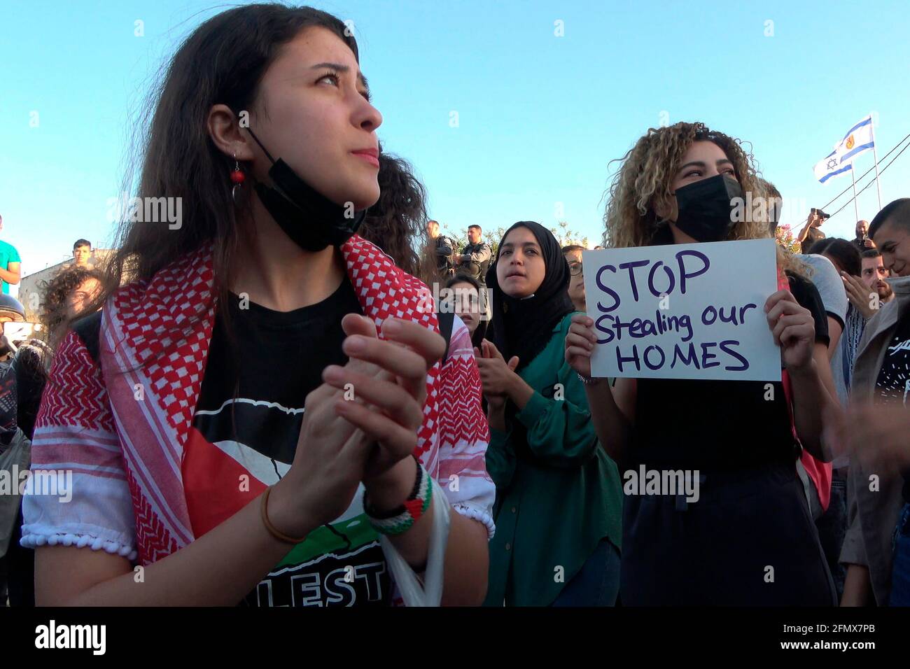 Junge palästinensische Frauen rufen während einer Demonstration gegen die Vertreibung palästinensischer Familien aus ihren Häusern und die Siedlungsaktivitäten in Scheich Jarrah, einem überwiegend palästinensischen Viertel, am 07. Mai 2021 in Ostjerusalem, Israel, Parolen. Dutzende palästinensische Bewohner von Scheich Jarrah stehen seit Jahren vor einer möglichen Räumung, inmitten verstärkter Bemühungen von rechten Siedlergruppen, die behaupten, dass das Land vor der Gründung Israels im Besitz von Juden war, als 1948. Die Drohung mit Räumung hat zu häufigen Protesten geführt. Stockfoto